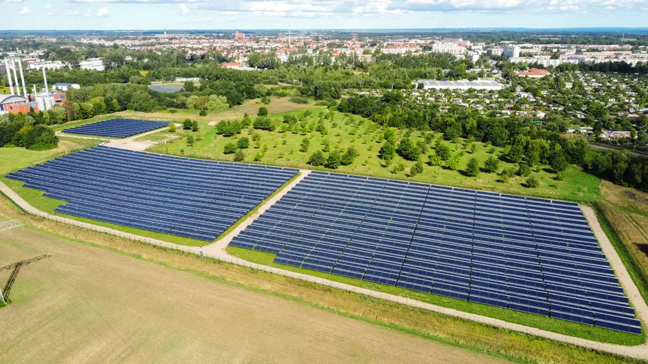 Errichtung der größten Solarthermieanlage Deutschlands